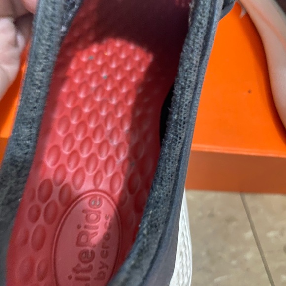 Crocs like new. - Picture 4 of 7